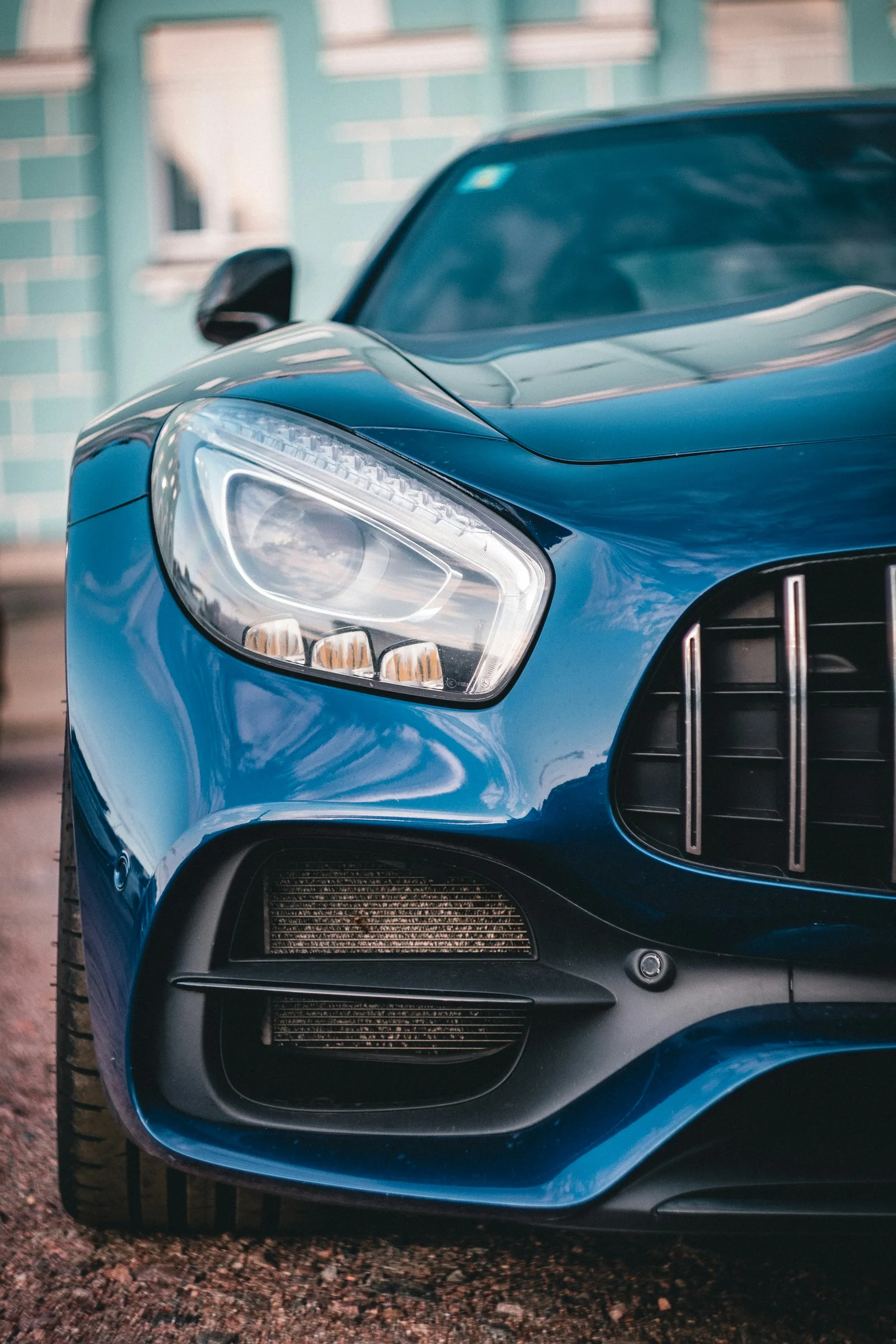Niebieskie sportowe auto, detal przodu i reflektora po detailingu